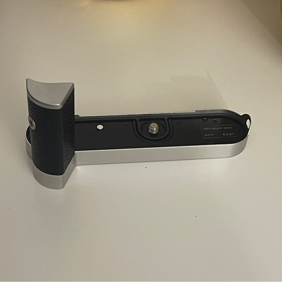 Leica Handgrip M10 M10P Silver 24019 - Picture 1 of 6